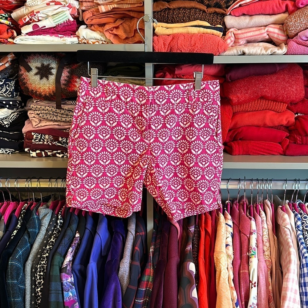 Loft Riviera fuschia and white patterned 6” shorts size 00 (fits like 0-2)
